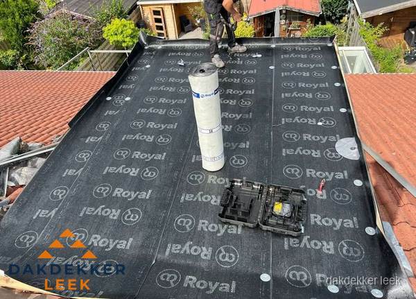 Dakrenovatie met Royal onderdak op plat dak in Leek Dakrenovatie met Royal onderdak op plat dak in Leek