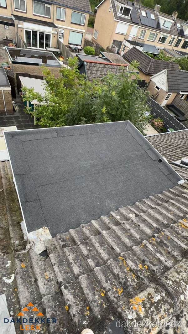 Plat dak aanbouw met bitumen dakbedekking in woonwijk Leek Plat dak aanbouw met bitumen dakbedekking in woonwijk Leek