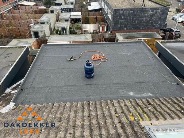 Plat dak met nieuwe bitumen dakbedekking en brandgereedschap in Leek Plat dak met nieuwe bitumen dakbedekking en brandgereedschap in Leek