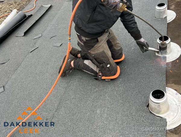 Dakdekker repareert bitumen dakleer bij dakdoorvoer in Leek Dakdekker repareert bitumen dakleer bij dakdoorvoer in Leek