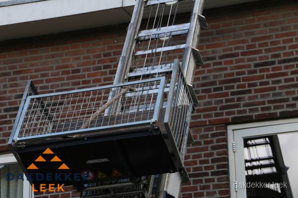 Ladderlift met dakpannen voor dakpan reparatie in Leek Ladderlift met dakpannen voor dakpan reparatie in Leek