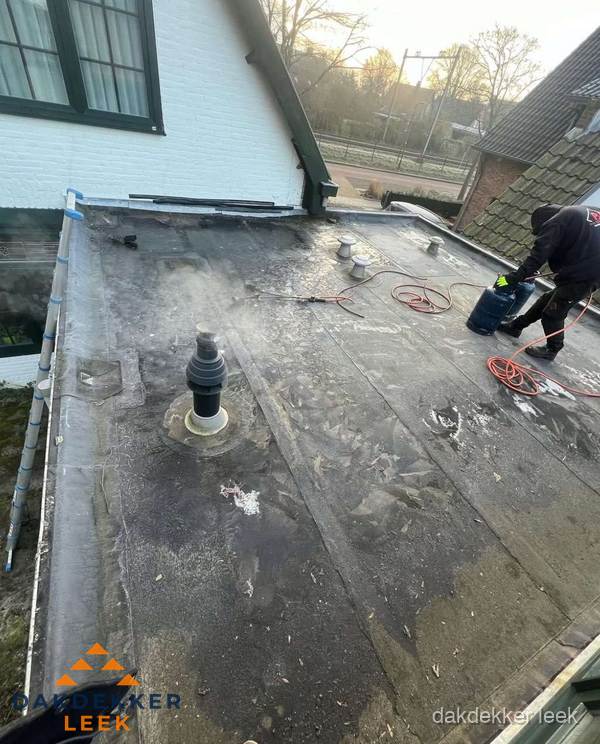 Dakdekker verhelpt daklekkage op plat dak in Leek Dakdekker verhelpt daklekkage op plat dak in Leek