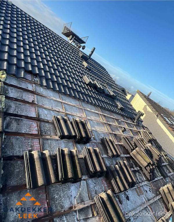 Schuin dak renovatie met nieuwe dakpannen in Leek Schuin dak renovatie met nieuwe dakpannen in Leek
