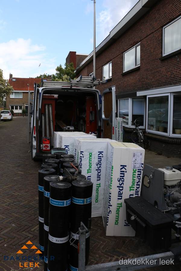 Levering van Kingspan isolatieplaten en bitumenrollen voor dakproject in Leek Levering van Kingspan isolatieplaten en bitumenrollen voor dakproject in Leek
