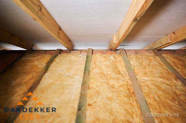 Dakisolatie met glaswol tussen dakspanten in Leek Dakisolatie met glaswol tussen dakspanten in Leek