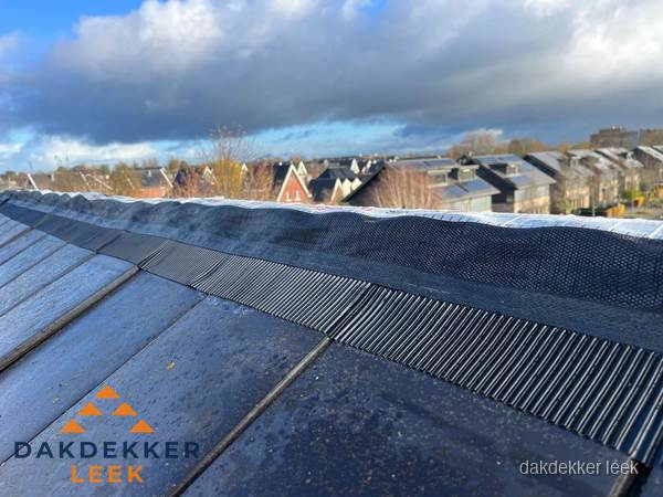 Dakisolatie bij de nok met ventilatieprofiel op schuin dak in Leek Dakisolatie bij de nok met ventilatieprofiel op schuin dak in Leek