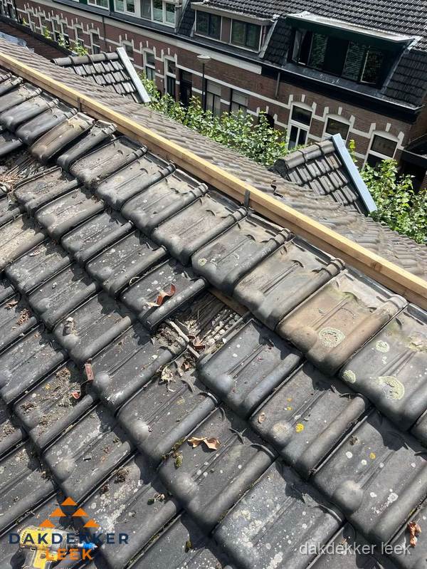 Dakonderhoud aan schuin pannendak met nokvernieuwing in Leek Dakonderhoud aan schuin pannendak met nokvernieuwing in Leek