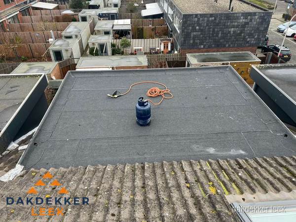 Dakrenovatie afgerond met nieuwe bitumen dakbedekking in Leek