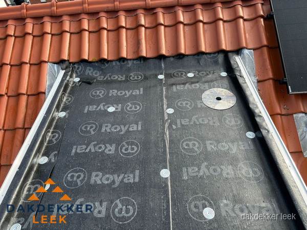 Nieuw dak met dakpannen en Royal onderlaag bij woning in Leek Nieuw dak met dakpannen en Royal onderlaag bij woning in Leek