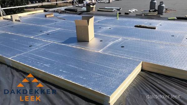 PIR isolatieplaten worden gelegd op plat dak voor dakisolatie in Leek PIR isolatieplaten worden gelegd op plat dak voor dakisolatie in Leek