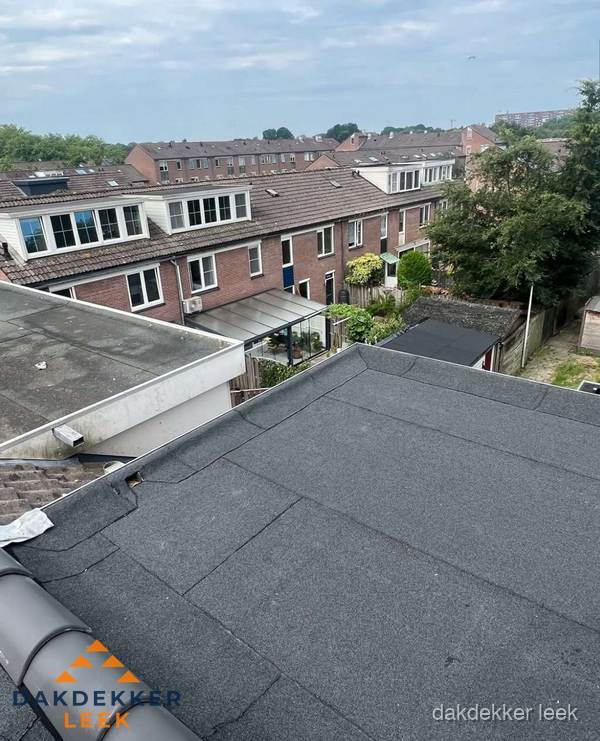 Vernieuwd plat dak met bitumen in woonwijk in Leek Vernieuwd plat dak met bitumen in woonwijk in Leek