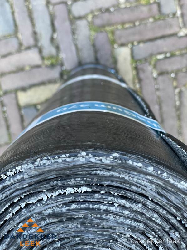 Rol bitumen dakleer met leislag voor plat dak in Leek Rol bitumen dakleer met leislag voor plat dak in Leek