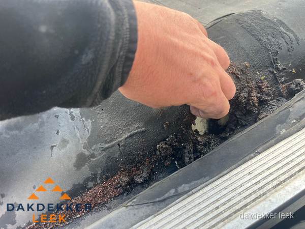 Schade aan bitumen dakbedekking op plat dak in Leek Schade aan bitumen dakbedekking op plat dak in Leek