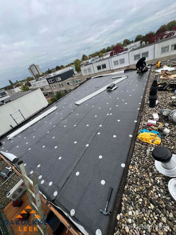 Dakleer vervangen op groot plat dak door dakdekker in Leek Dakleer vervangen op groot plat dak door dakdekker in Leek