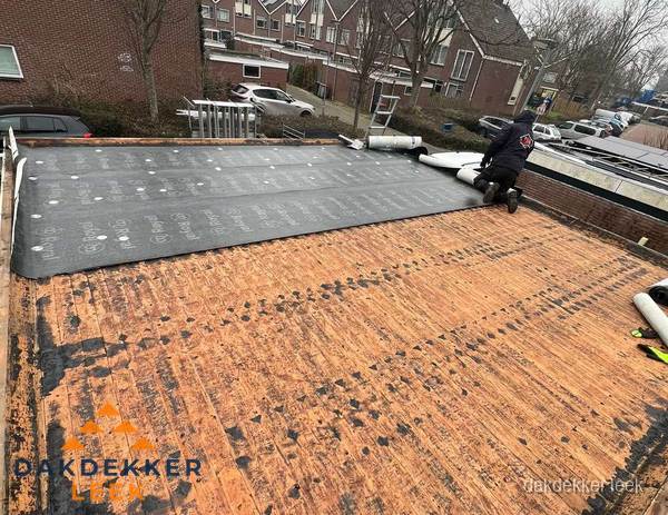Dakdekker legt onderlaag op plat dak met houten constructie in Leek Dakdekker legt onderlaag op plat dak met houten constructie in Leek