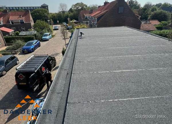Nieuw bitumen plat dak met uitzicht over woonwijk in Leek Nieuw bitumen plat dak met uitzicht over woonwijk in Leek
