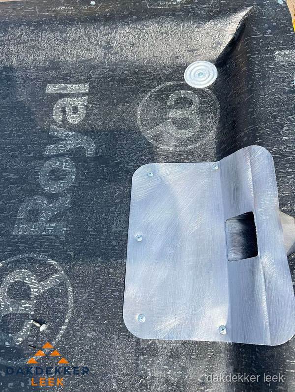 Dakdoorvoer met metalen afvoerplaat op bitumen dak in Leek Dakdoorvoer met metalen afvoerplaat op bitumen dak in Leek