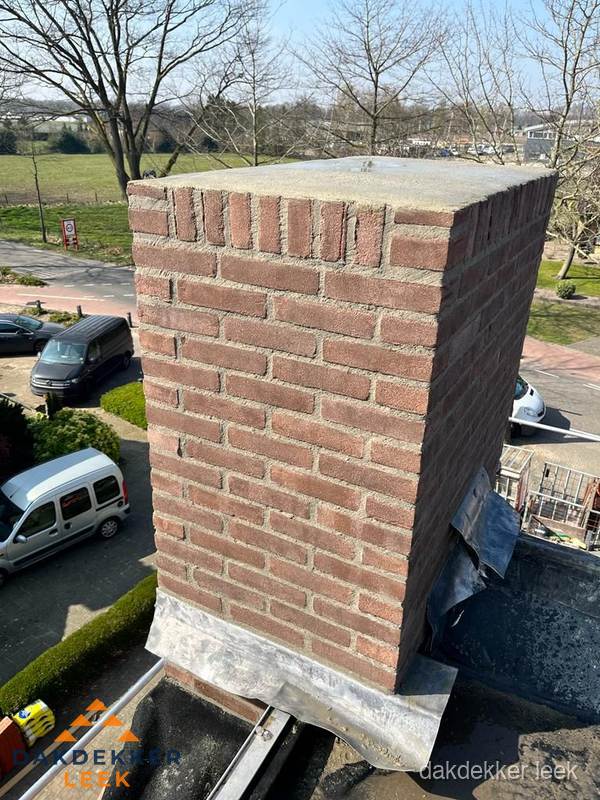 Gemetselde schoorsteen met loodaansluiting op dak in Leek Gemetselde schoorsteen met loodaansluiting op dak in Leek