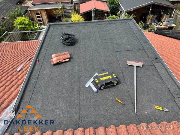 Nieuw plat dak met bitumen dakbedekking in Leek Nieuw plat dak met bitumen dakbedekking in Leek