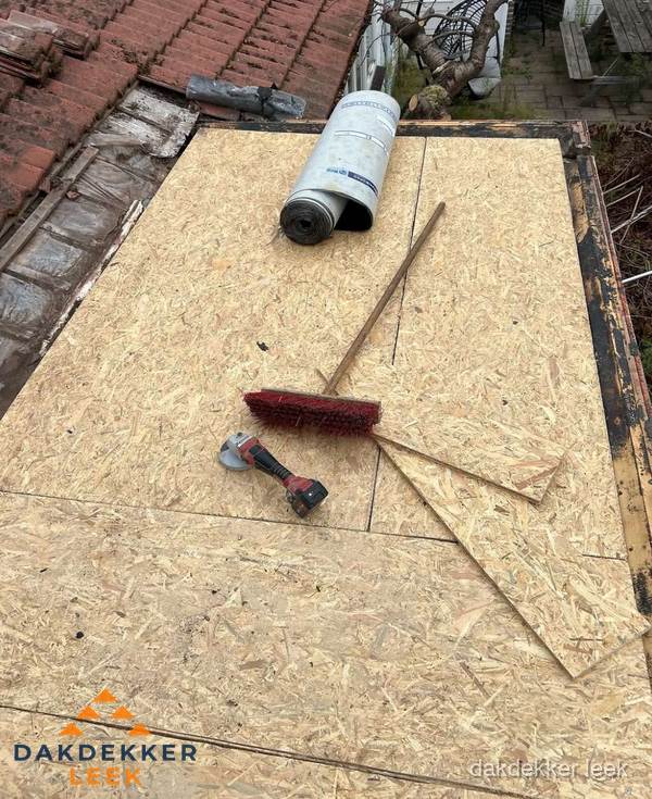 Plat dak vervangen met nieuwe OSB-ondergrond en bitumenrol in Leek Plat dak vervangen met nieuwe OSB-ondergrond en bitumenrol in Leek